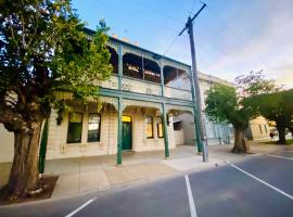 Entire Townhouse in Heart of Echuca's Port CBD - Treehouse Hideouts - 15 guest capacity, pet-friendly hotel sa Echuca