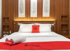 RedDoorz Premium near Centre Point Mall Medan