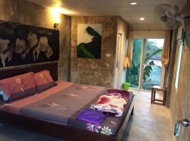อีต่องโฮมสเตย์, rumah tamu di Thong Pha Phum