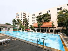 D-haus Ladprao Residence, hotel amb piscina a Bangkok