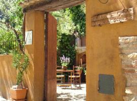 Les Velles Escoles, hotel v destinaci Les Irles