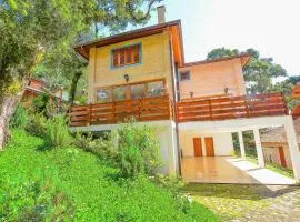 Casa com lareira e área gourmet em Monte Verde