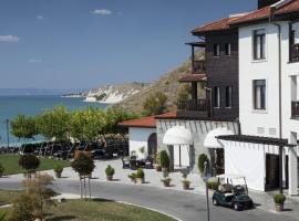 Thracian Cliffs Owners Apartments: Kavarna şehrinde bir otoparklı otel