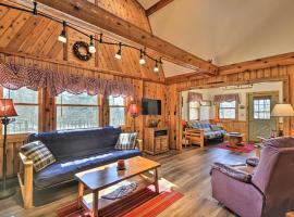 Springwater Cabin Near Hiking, Lakes, & Vineyards, hotel din Springwater