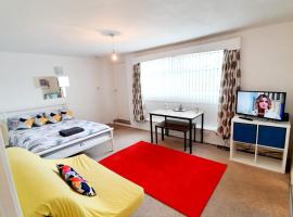 Rayleigh Town Centre 2 Bedroom Apartment, ξενοδοχείο κοντά σε Rayleigh Mount, Rayleigh