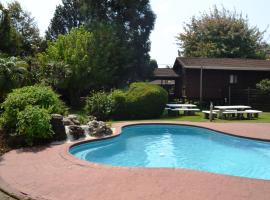 Log Cabin & Settlers Village, holiday park in Graskop