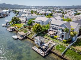 Canal waterside lifestyle, holiday home in Knysna