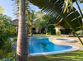 Strutz Art Garden Resort, hotel in Bangued