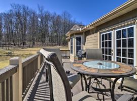 Private Family Home with Deck, Porch and Forest Views!, cottage in McComas Beach