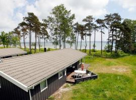 Cozy Holiday Home in Nexo with Sauna, hytte i Snogebæk