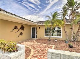 Single-Story Home with Hot Tub - Pets Welcome!, hotel din New Port Richey