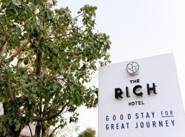 The Rich Hotel, отель в городе Накхонратчасима
