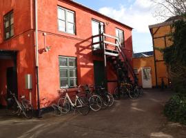 Charming Red Courtyard Apartment, hotel v Kodani