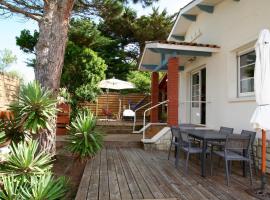 Lovely house with Garden and Terrace very close to the beach, vacation rental in Hourtin