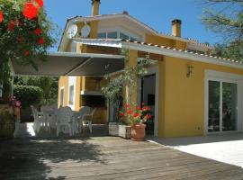 Viesnīca ar autostāvvietu Very nice house and comfortable house in fantastic beach location pilsētā Urtēna