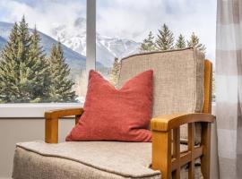 3 Bedroom Mountain Retreat New full-renovation Near Banff Canmore Sleeps 8 Sanitizing Protocols NEWLY UPGRADED HIGH-SPEED WIRELESS INTERNET、Dead Man's Flatsのホテル