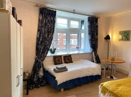 Deluxe Three Bed Apartment in Henley-on-Thames near Station River & Town Centre: Henley on Thames şehrinde bir otel
