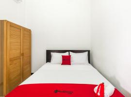 RedDoorz near Widya Mandala University, hotell i Surabaya