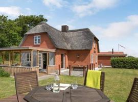 Thatched Holiday Home in Struer, Jutland with a view, vacation home in Struer