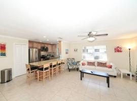 Pet-Friendly, King Bed, Close to Siesta Beach, Restaurants, Shopping, vacation rental in Sarasota