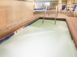 Holiday Inn Express Hotel & Suites Vacaville by IHG、バカビルのホテル