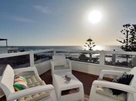 Top Sea Views in El Golfo Prime location By PVL，埃爾戈爾福的飯店