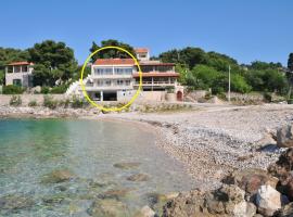 Apartments Sonja - 10m to beach, hotel 4 estrellas en Stomorska