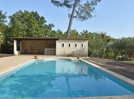 Beautiful modernly decorated Proven al house only 30 kilometres from Cannes, hotel en Saint-Paul-en-Forêt