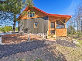 Honey House Cabin - A Quiet Countryside Retreat!, olcsó hotel Nappanee-ben
