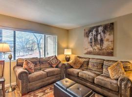 The Painted Pony Condo with Pool and Gym Access!, hotel con parking en Sedona