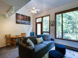 14SW - Fireplace - Dishwasher - Washer Dryer - Sleeps 6 home, viešbutis mieste Glacier