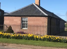 The West Lodge -dog friendly, cosy, Scottish Borders cottage, hotel in Berwick-Upon-Tweed