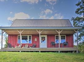 Rural Farmhouse Cabin on 150 Private Wooded Acres!、Mayvilleのコテージ