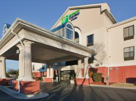 Holiday Inn Express Hotel & Suites Laurinburg, an IHG Hotel, hotel na may parking sa Laurinburg