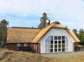 10 person holiday home in Oksb l – domek wiejski w mieście Mosevrå