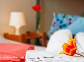 SANTANGELA Hostel & Rooms、メナッジョのホステル