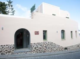 Pelican Hotel, hotel di Fira