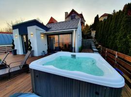 Bagoly Wellness Apartman, hotel in Pécs