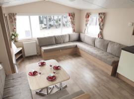 Camping De Binnenvaart Superior Chalet, hotel v destinaci Aan de Wolfsberg
