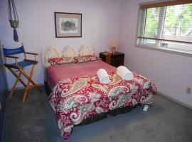 Queen, walk to village center, hotel near Mount Sima Ski Resort, Whitehorse