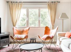Cozy Apartment With Splashes Of Color, lejlighed i L'Hospitalet de Llobregat