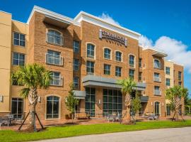 Viesnīca Staybridge Suites Charleston - Mount Pleasant, an IHG Hotel pilsētā Čārlstona, netālu no apskates objekta I'on Club