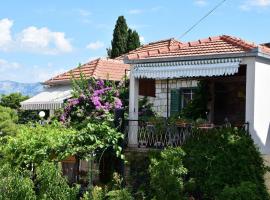 Apartments Kat - 80 m from beach, hotel in Splitska