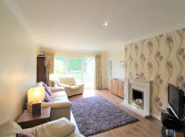 Spacious bungalow/private garden-sleeps up to 6, hotel din Marple