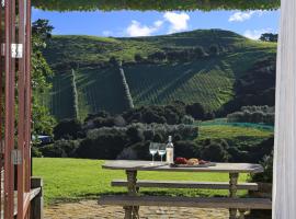 The Vineyard Cottage - Stay Waiheke, σαλέ σε Onetangi