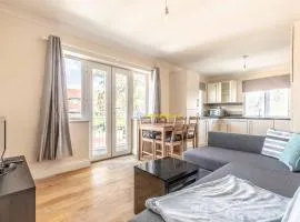 Heathrow Apartment - private balcony & FREE PARKING!