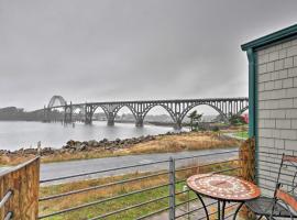 Waterfront Oregon Abode with Balcony and Ocean Views!、にあるNewport Municipal Airport - ONPの周辺ホテル