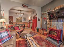 One-of-a-Kind Rustic Retreat in Dtwn Sturgeon Bay!, hotel in Sturgeon Bay