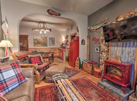 One-of-a-Kind Rustic Retreat in Dtwn Sturgeon Bay!、スタージョンベイのバケーションレンタル