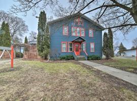 Walk to Waterfront Dtwn Sturgeon Bay Retreat!, hotel in Sturgeon Bay